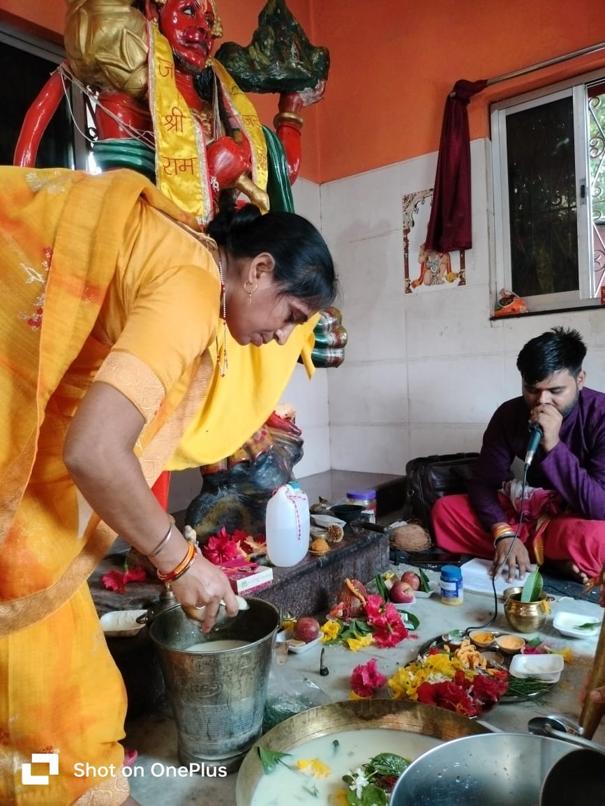 गोपुराम वाले तिजोरी मंदिर, पौराणिक दृश्यों से नक्काशी किए गए, तेल की दीपक से प्रकाशित पानी के टैंक में रात को प्रतिबिंबित मदुराई, तमिलनाडु में