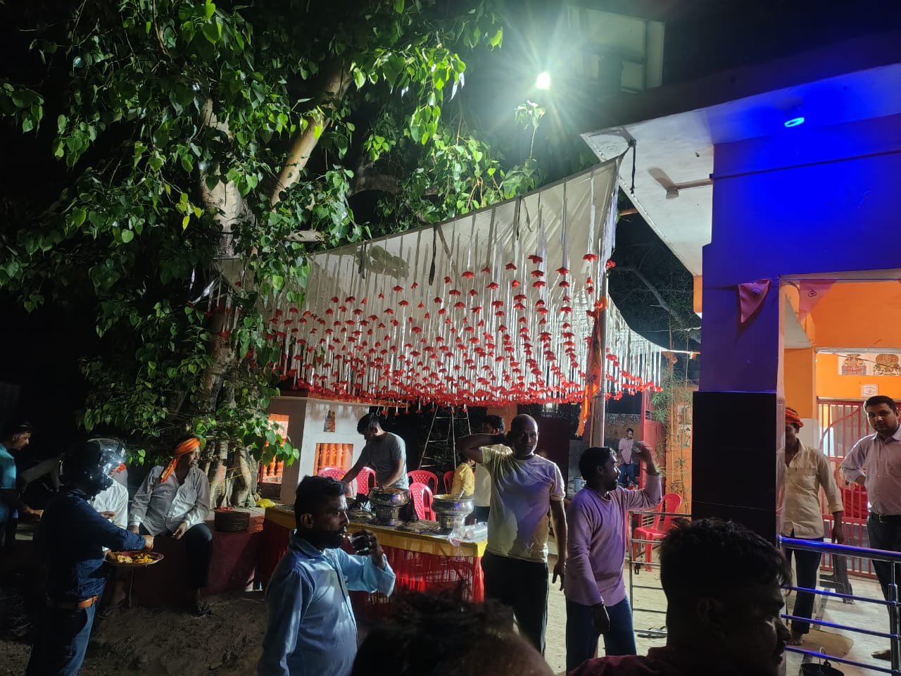 कमल मंदिर, सफेद पत्थर से बना, शांत वातावरण