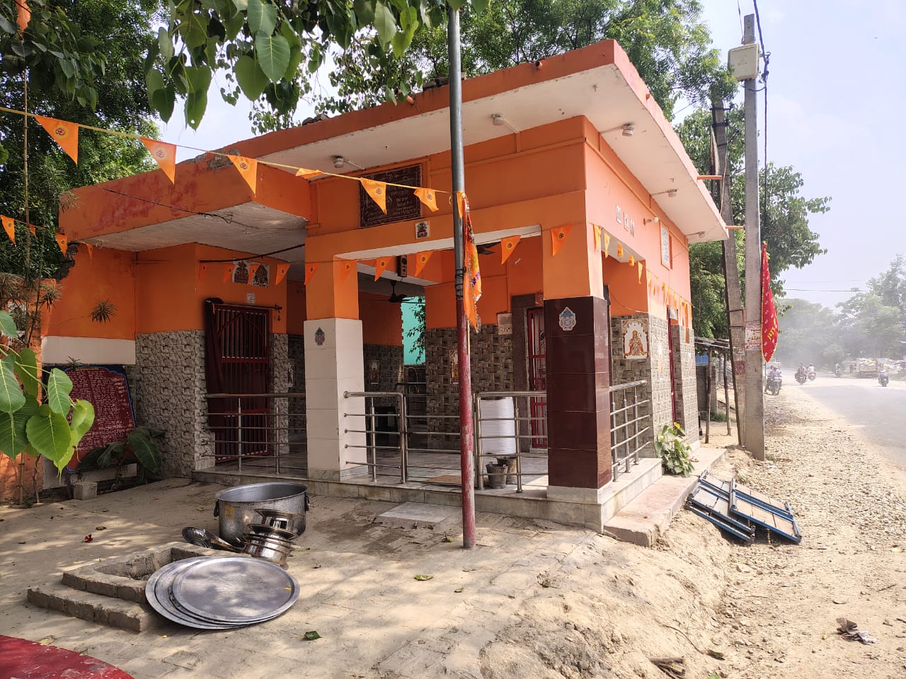 प्राचीन मंदिर, पत्थर की नक्काशी के साथ, प्राकृतिक परिवेश में